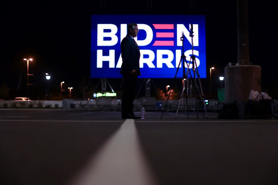 Pohled na prázdné parkoviště, kde má Joe Biden případně ohlásit volební výhru (7. 11. 2020)