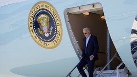 Americký prezident Joe Biden na palubě Air Force One.