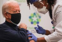Nová mutace koronaviru už je i v USA. A Biden se navezl do Trumpa za pomalé očkování