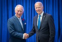 Biden je v Británii: Prezidenta USA přijme král Karel III. i premiér Sunak