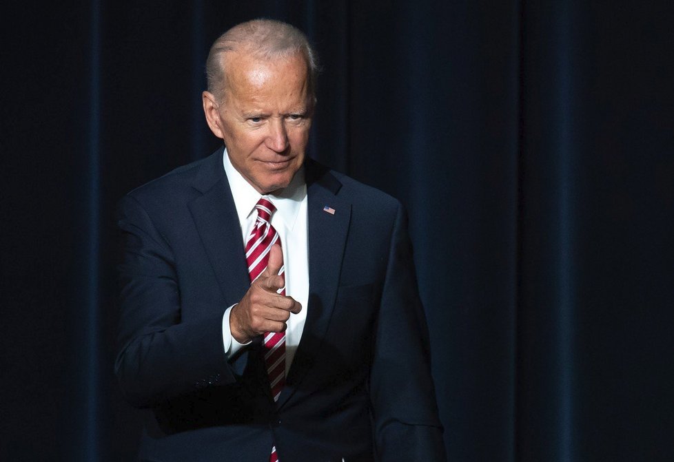 Kandidát na příštího amerického prezidenta Biden čelí obvinění ze sexuálního harašení.