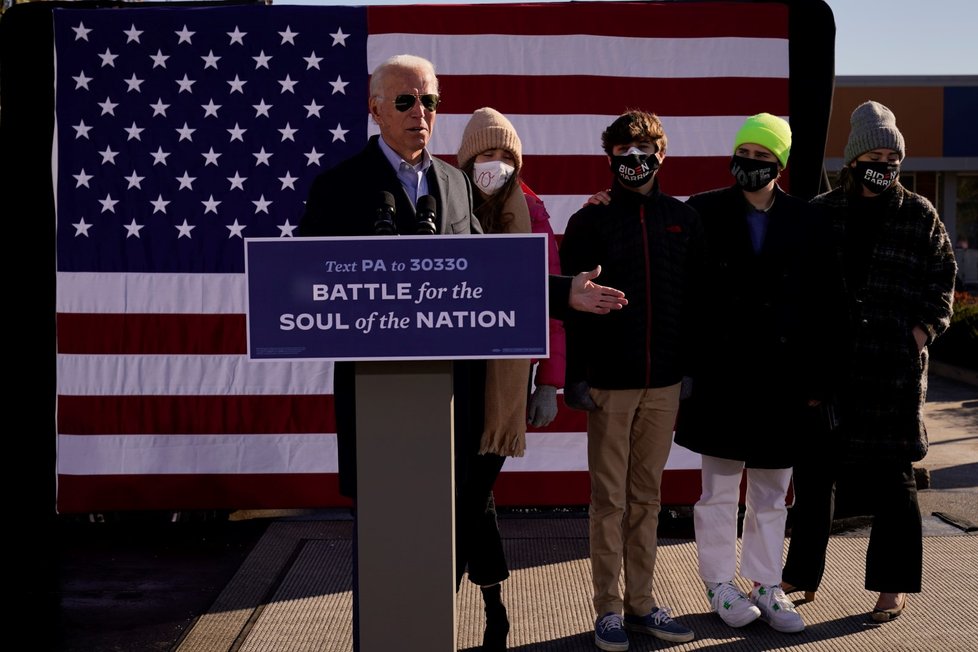 Joe Biden v Ohiu mluvil o ukončení chaosu, šlo o jeho první akci posledního dne kampaně. Trump v Severní Karolíně předpovídal své vítezství. Bidena v Atlantě podpořil bývalý prezident Barack Obama (2. 11. 2020).