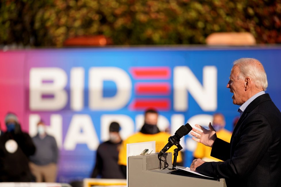Joe Biden v Ohiu mluvil o ukončení chaosu, šlo o jeho první akci posledního dne kampaně. Trump v Severní Karolíně předpovídal své vítezství. Bidena v Atlantě podpořil bývalý prezident Barack Obama (2. 11. 2020).