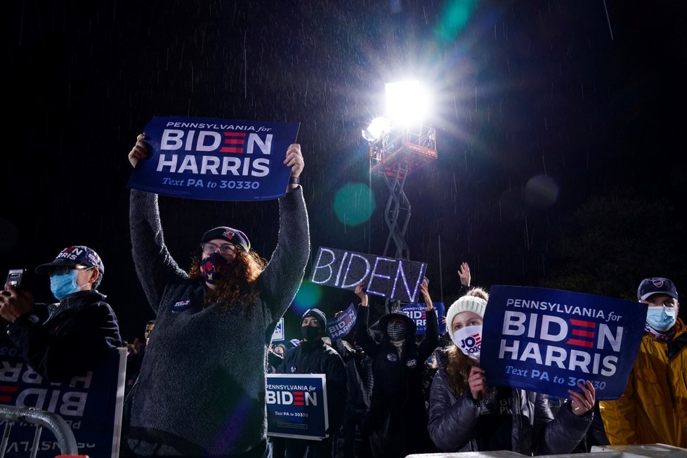 Joe Biden v Ohiu mluvil o ukončení chaosu, šlo o jeho první akci posledního dne kampaně. Trump v Severní Karolíně předpovídal své vítezství. Bidena v Atlantě podpořil bývalý prezident Barack Obama (2. 11. 2020).