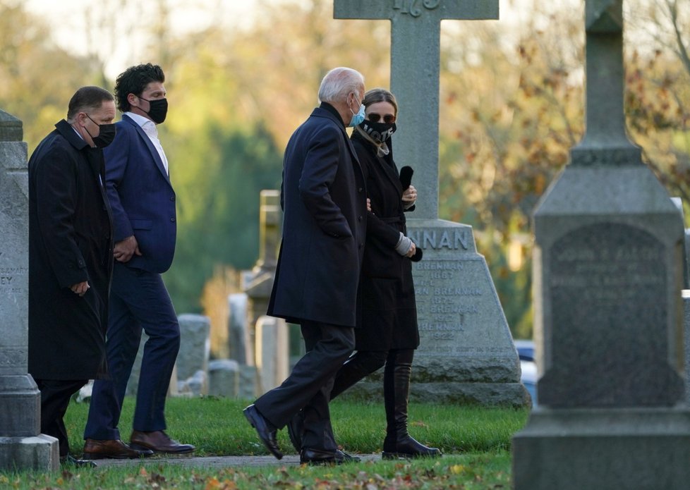 Joe Biden s vnučkou Finnegan cestou do kostela doma ve Wilmingtonu.