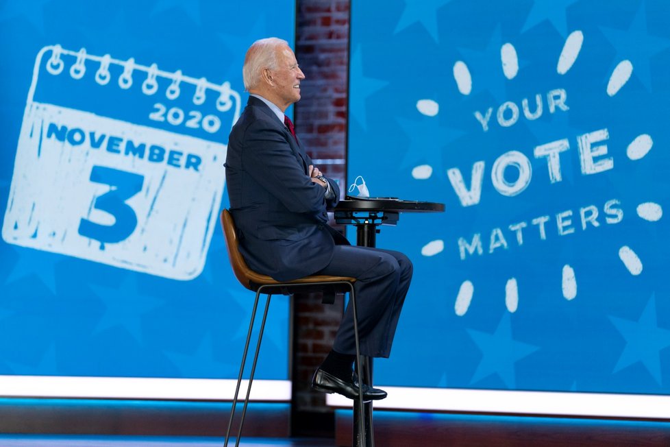 Demokratický kandidát na prezidenta Joe Biden ve Wilmingtonu ve virtuální show Zoom s Oprah Winfreyovou (28. 10. 2020)