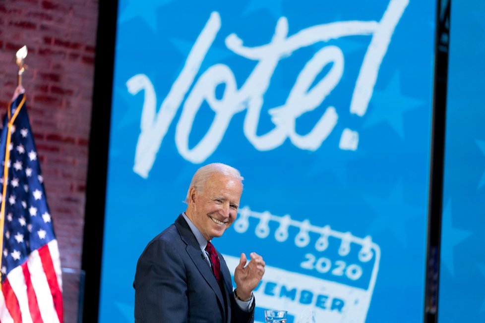 Demokratický kandidát na prezidenta Joe Biden ve Wilmingtonu ve virtuální show Zoom s Oprah Winfreyovou (28. 10. 2020)