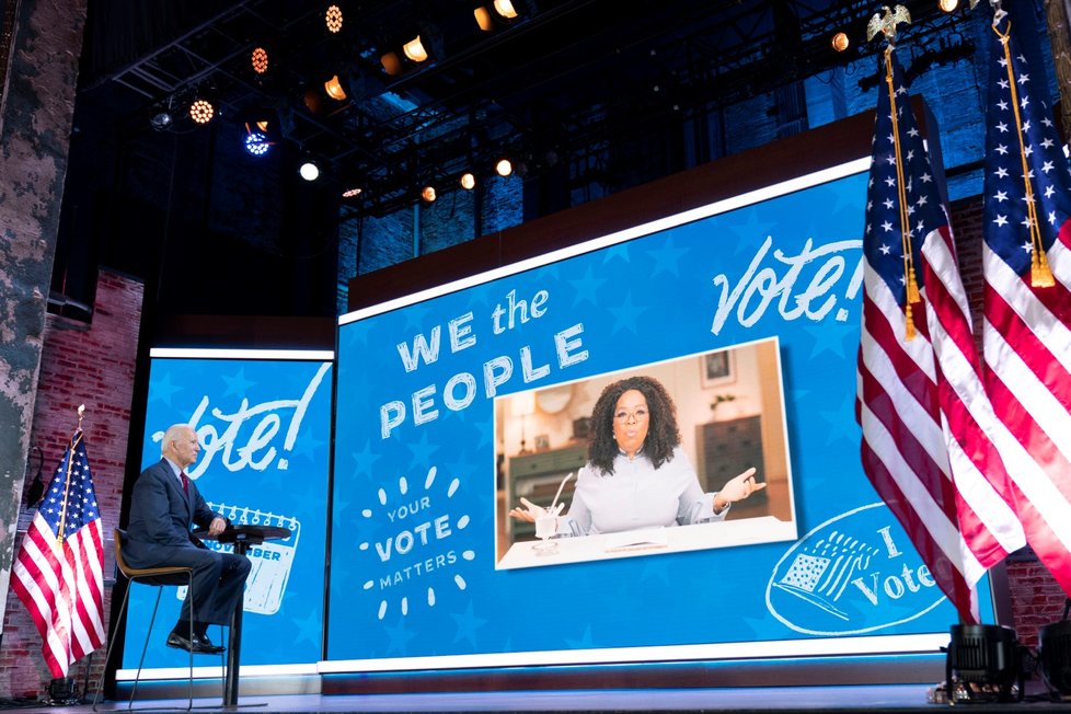 Demokratický kandidát na prezidenta Joe Biden ve Wilmingtonu ve virtuální show Zoom s Oprah Winfreyovou (28. 10. 2020)