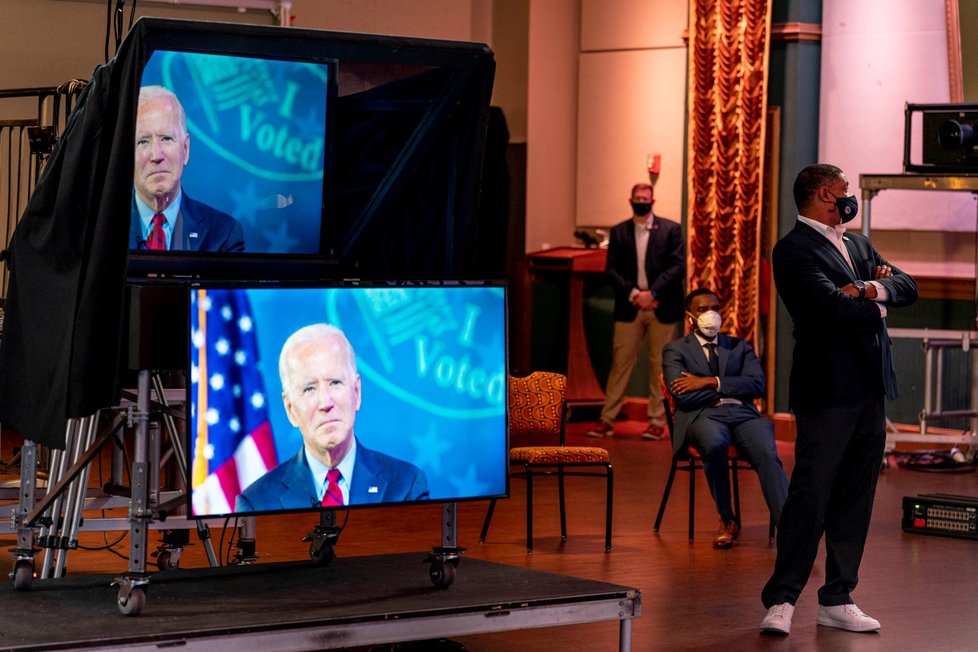 Demokratický kandidát na prezidenta Joe Biden ve Wilmingtonu ve virtuální show Zoom s Oprah Winfreyovou (28. 10. 2020)