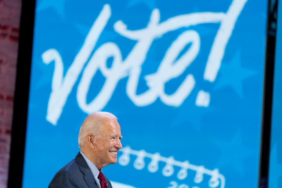 Demokratický kandidát na prezidenta Joe Biden ve Wilmingtonu ve virtuální show Zoom s Oprah Winfreyovou (28. 10. 2020)