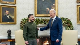 Joe Biden a Volodymyr Zelenskyj - v mikině zn. Damirli (21. 12. 2022)