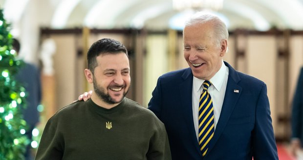 ONLINE: Ukrajinské drony poškodily ruskou ocelárnu a Biden podepsal balíček pomoci Ukrajině