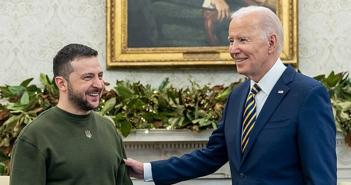 Joe Biden a Volodymyr Zelenskyj - v mikině zn. Damirli (21. 12. 2022)