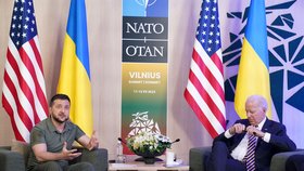 Volodymyr Zelenskyj na schůzce s Joem Bidenem po summitu NATO ve Vilniusu (12. 7. 2023)