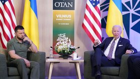 Volodymyr Zelenskyj na schůzce s Joem Bidenem po summitu NATO ve Vilniusu (12. 7. 2023).