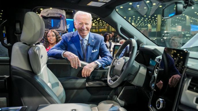 EU se bojí amerického nástroje IRA, který mimo jiné podporuje rozvoj elektromobility v USA. Na snímku prezident USA Joe Biden