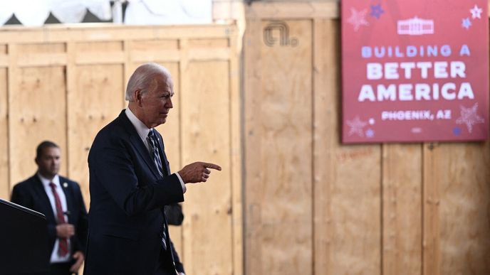Americký prezident Joe Biden sází na to, že zákony CHIPS a IRA povzbudí domácí výrobu a učiní Spojené státy konkurenceschopnějšími, nezávislejšími a odolnějšími vůči rozmarům dodavatelských řetězců.