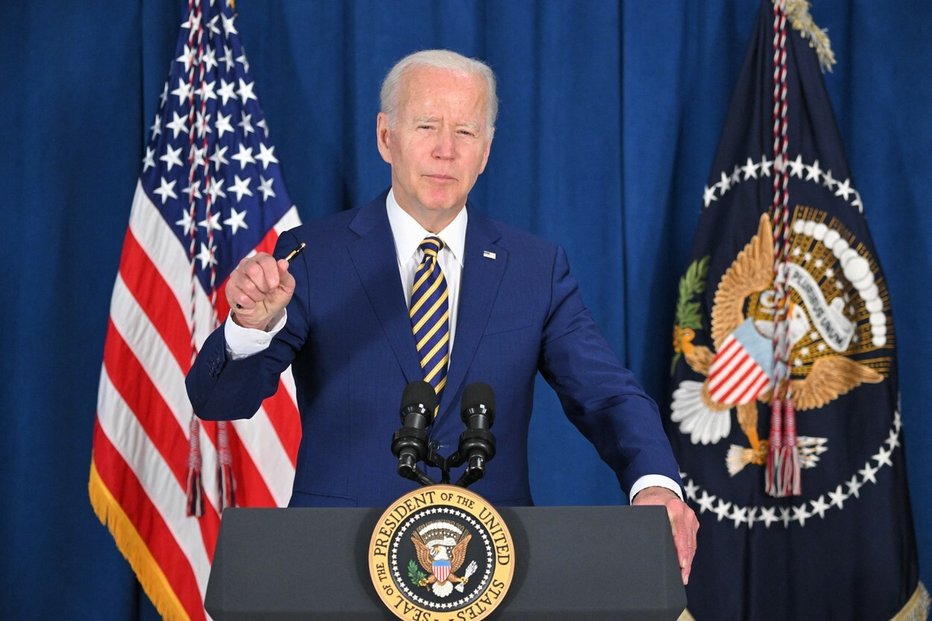 Americký prezident Joe Biden má před volbami starosti s drahými pohonnými hmotami.