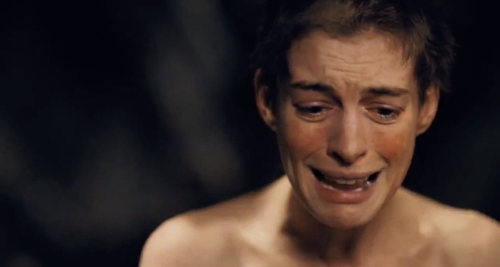Anne ve filmu Bídníci, kde hraje chudou dívku Fatine.