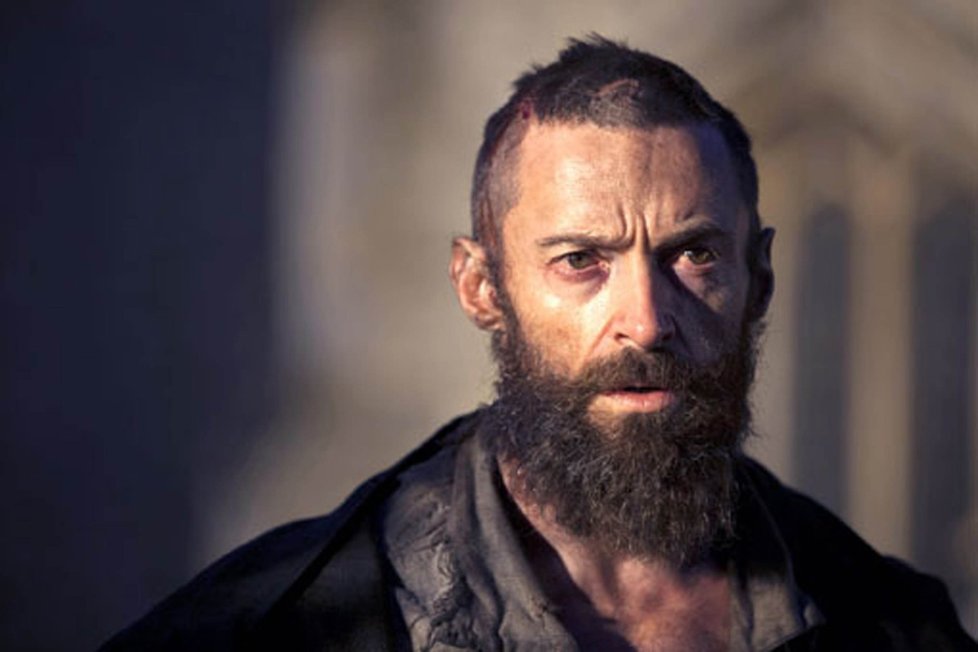 Hugh Jackman jako Jean Valjean v Bídnících.