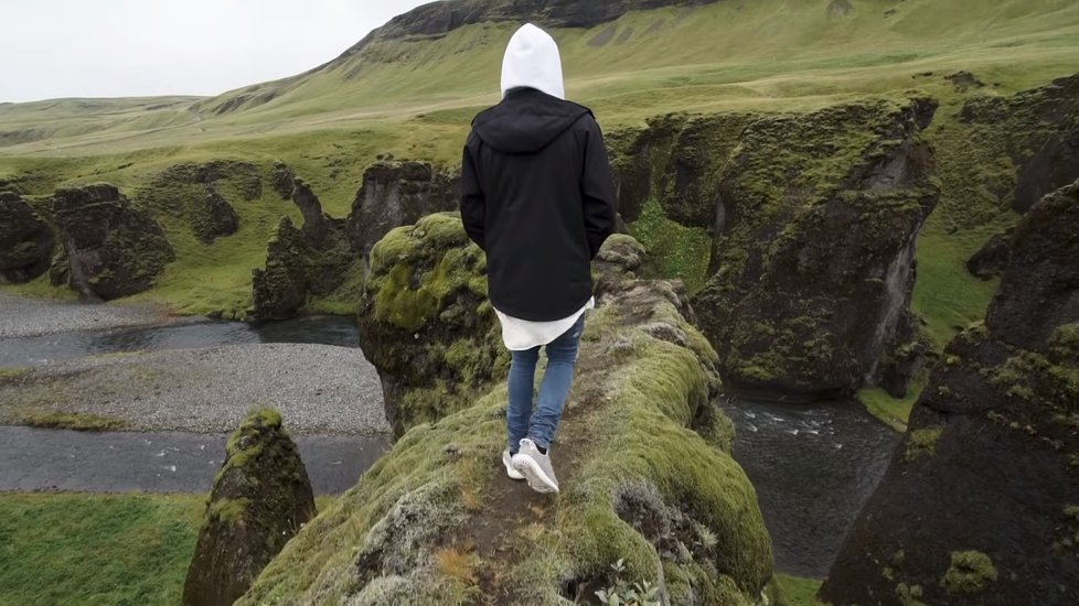 Justin Bieber natáčel v lokalitě Fjaðrárgljúfur   na Islandu videoklip ke své písni „I&#39;ll Show You“ (20. 5. 2019).