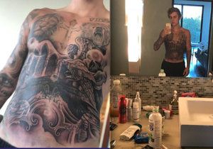 Justin Bieber předvedl své velké tetování.