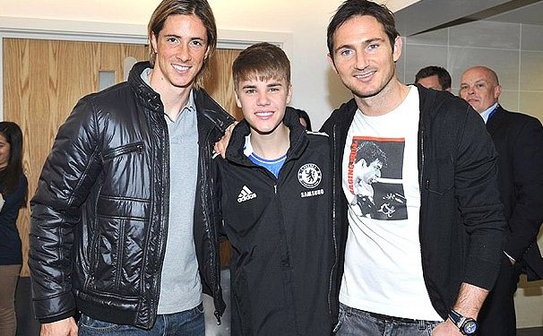 Justin Bieber navštívil Chelsea a zakopal si s Torresem.