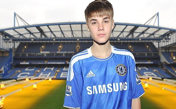 Justin Bieber navštívil Chelsea a zakopal si s Torresem.