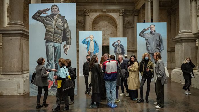 Návštěvníci akce PinchukArtCentre v rámci benátského Biennale Arte 2022 na pozadí exponátu Max In The Army od Lesii Chomenko