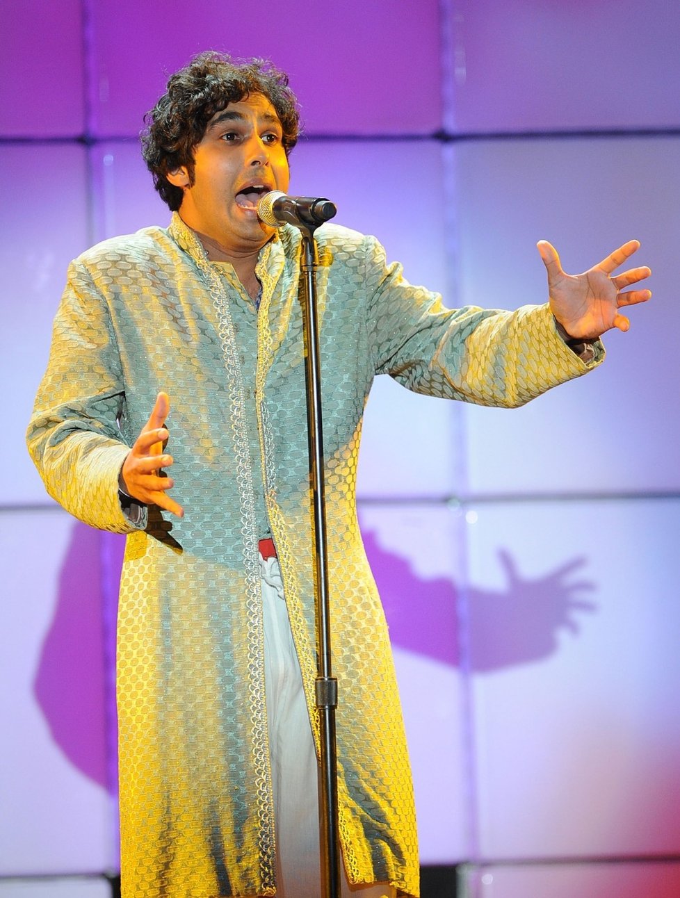 Kunal Nayyar zpívající v programu A Night at Sardi&#39;s