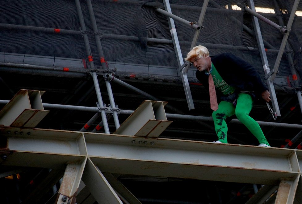 Aktivista vyšplhal po lešení na věži Big Ben (18. 10. 2019)