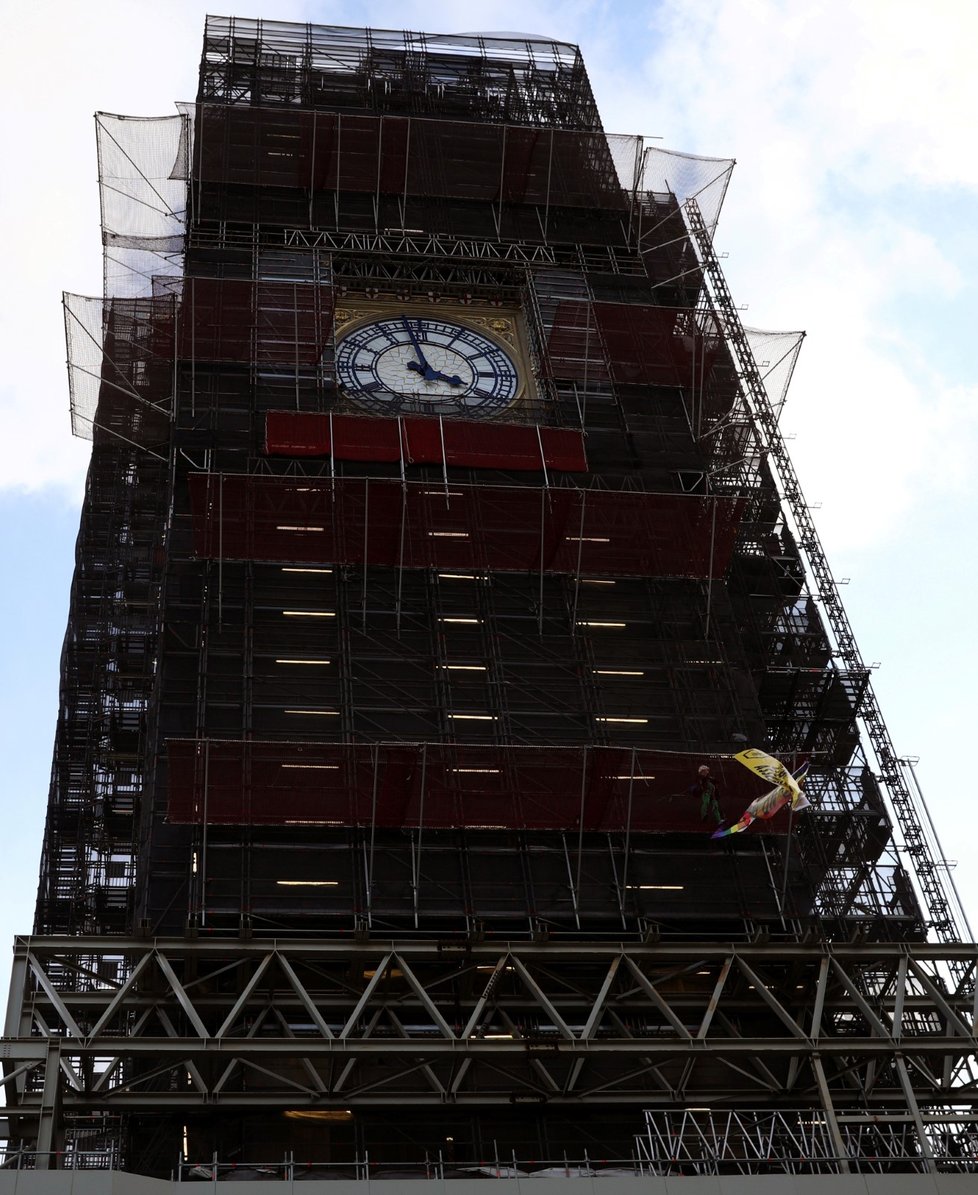 Aktivista vyšplhal po lešení na věži Big Ben (18. 10. 2019)