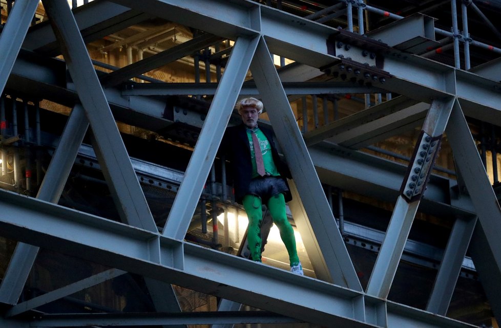 Aktivista vyšplhal po lešení na věži Big Ben (18. 10. 2019)