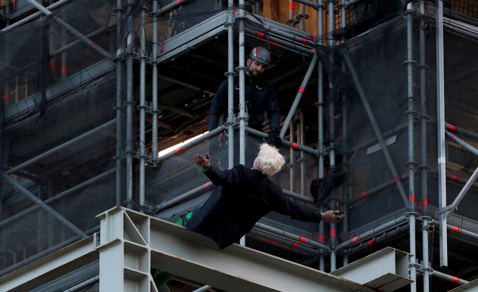 Aktivista vyšplhal po lešení na věži Big Ben (18. 10. 2019)