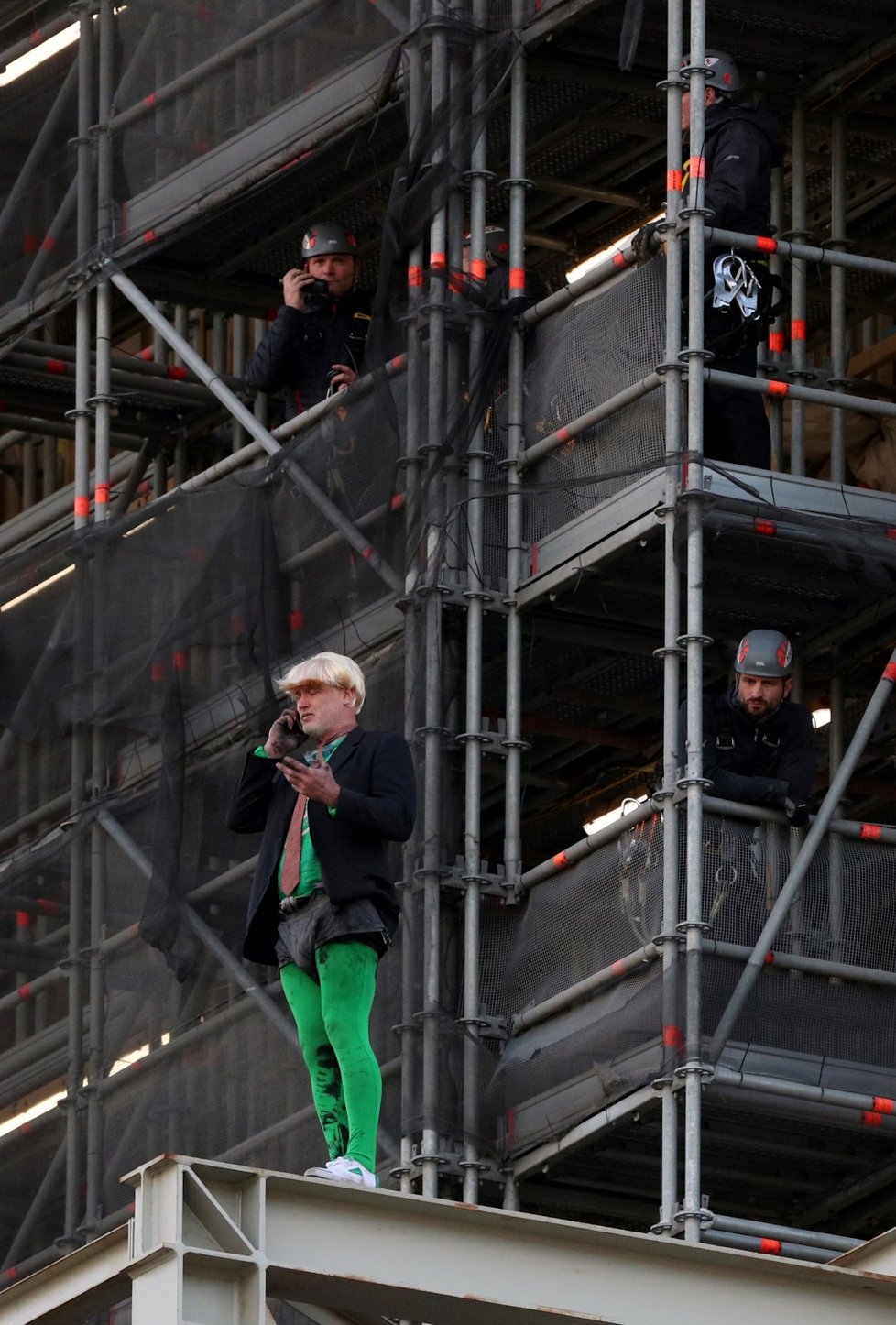 Aktivista vyšplhal po lešení na věži Big Ben (18. 10. 2019)