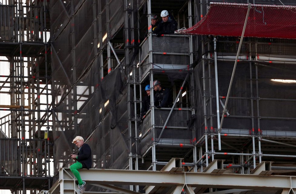 Aktivista vyšplhal po lešení na věži Big Ben (18. 10. 2019)