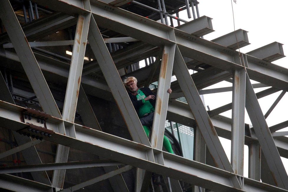 Aktivista vyšplhal po lešení na věži Big Ben (18. 10. 2019)