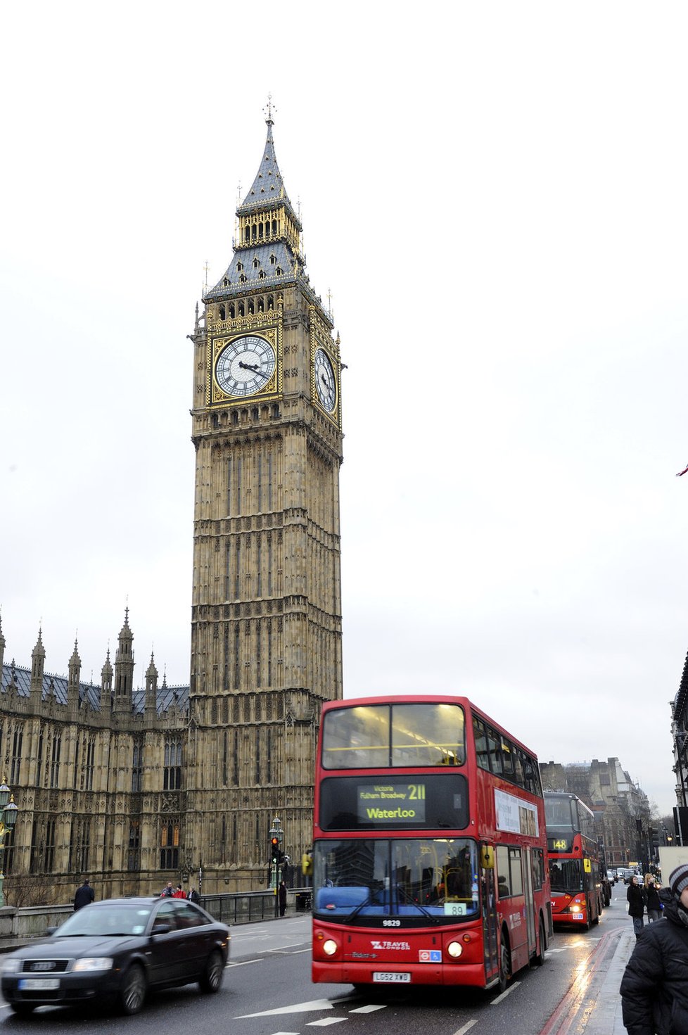 Věž strážící zvon jménem Big Ben měří 95,7 metru.