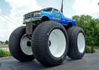 Nejvyšší, nejširší a nejtěžší monster truck si říká Bigfoot po majiteli