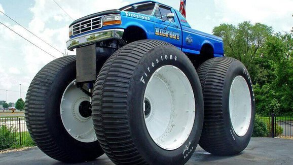 Nejvyšší, nejširší a nejtěžší monster truck si říká Bigfoot po majiteli