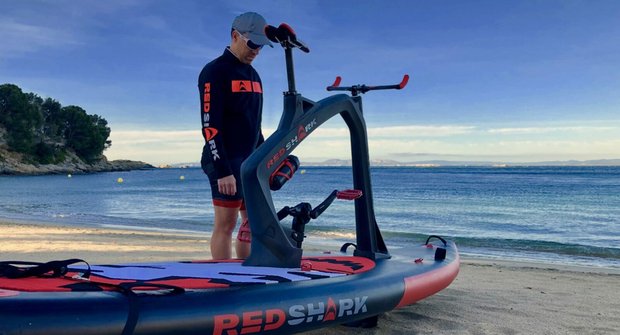 Vodní bicykl Bike Surf: Kříženec kola a paddleboardu