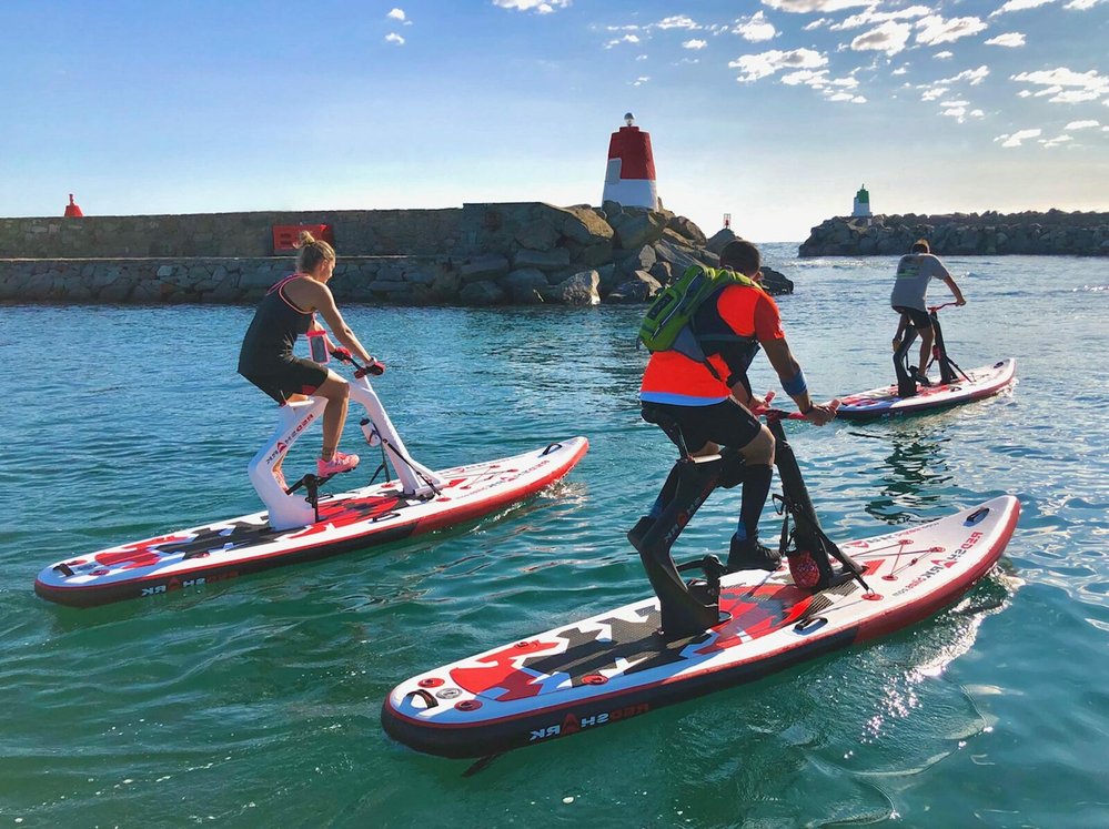 Bike Surf se podobá paddleboardu, ale šlape se na něm jako na kole.