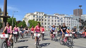 V Ostravě si lidé mohou půjčit růžové kolo na patnáct minut zdarma.