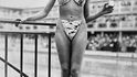 První, kdo byl ochoten si nové plavky veřejně předvést byl striptérka Micheline Bernardini