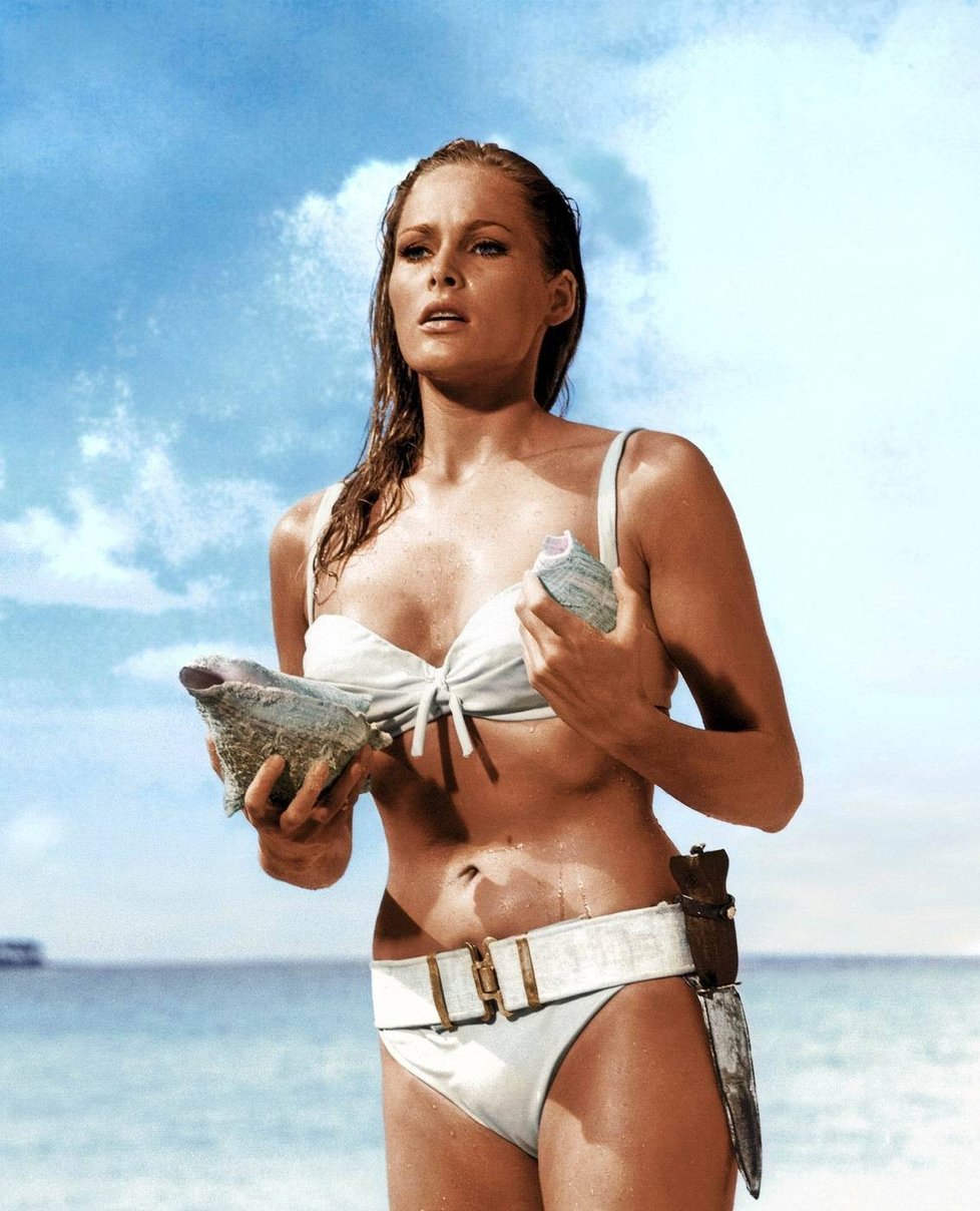 1962: Ursula Andress v jedné z nejslavnějších bondovských scén.