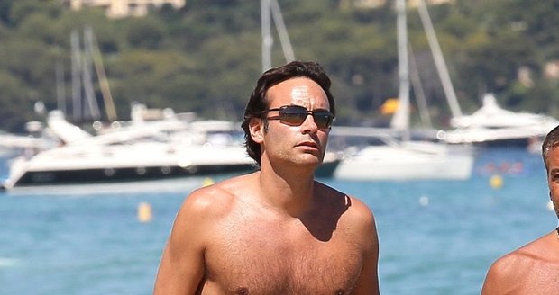 Anthony Delon v plavkách v Saint-Tropez.