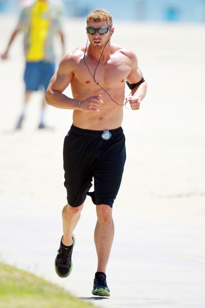 Kellan Lutz si šel kolem pláže jen zaběhat. Naštěstí bez trička.