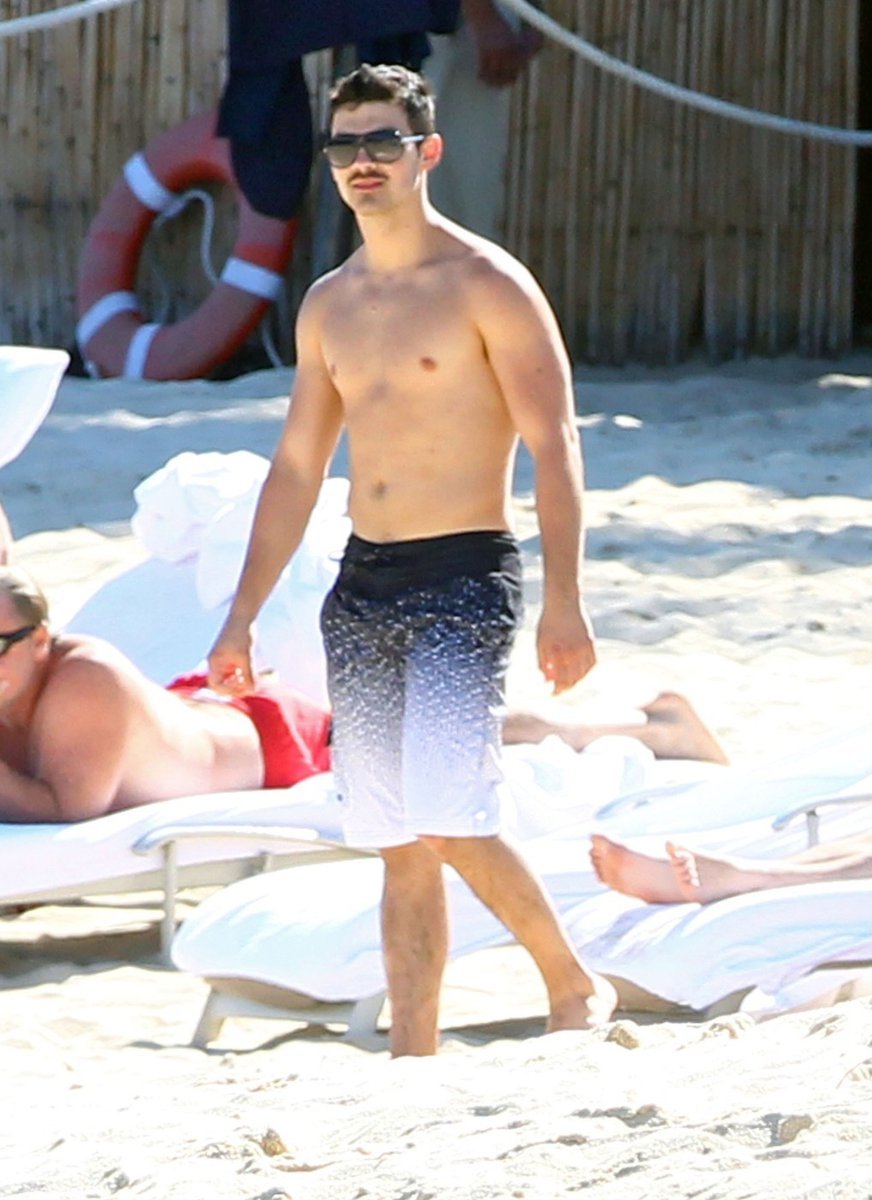 Joe Jonas byl za frajera na pláži.