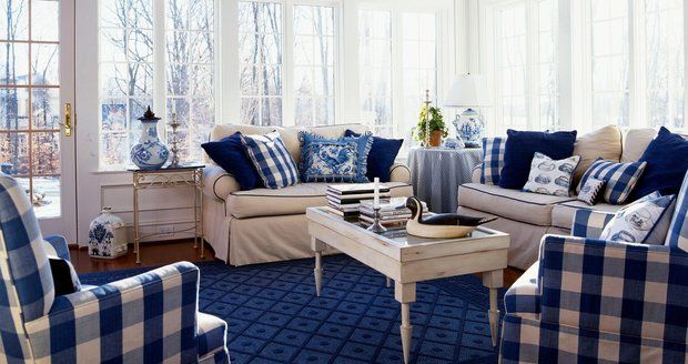 Modrá a bílá vytváří útulný a hravý domov.
