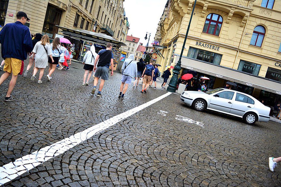 V historickém centru Prahy TSK na popud Prahy 1 nastříkalo bílé značení na chodník. Pražané jsou popuzeni.